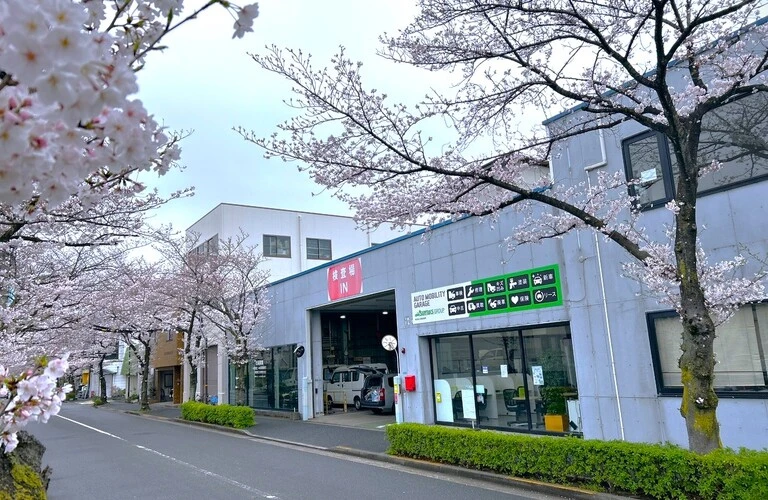 整備工場も併設して安心なカーライフを提供